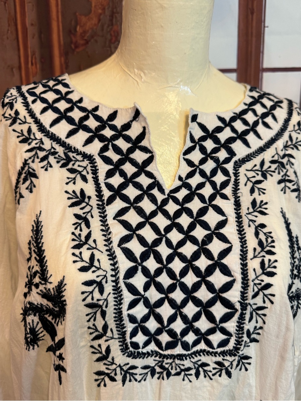 Solitaire 1X White Tunic with Black Embroidery Boho Romantic Floral Dressy - Picture 3 of 17